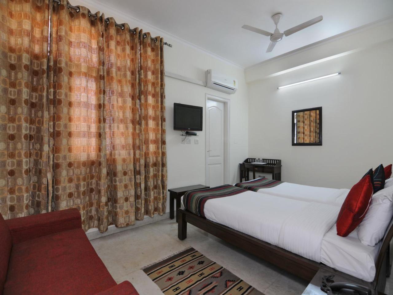 Mehra Residency At The Airport Hotel New Delhi Bagian luar foto