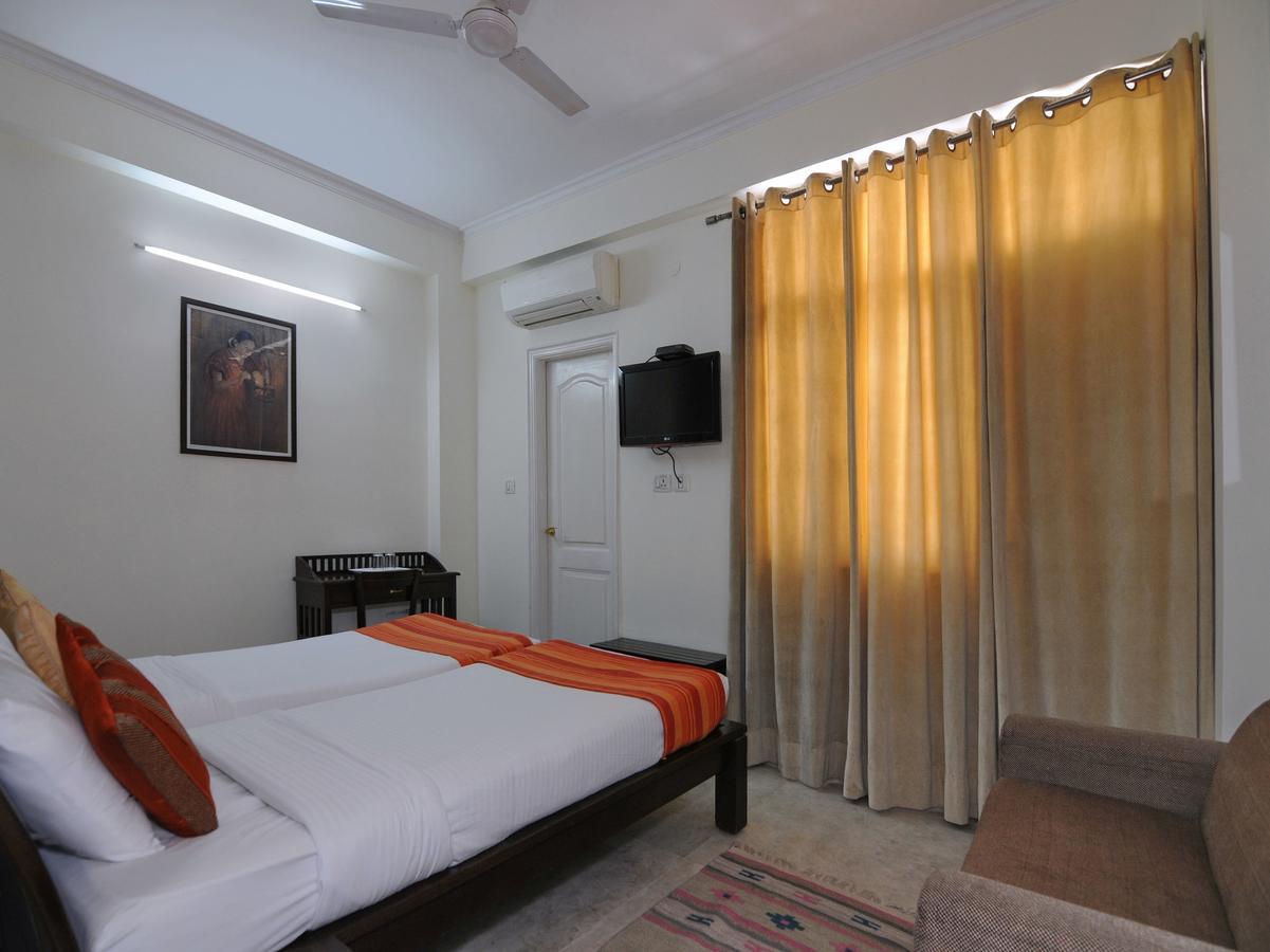 Mehra Residency At The Airport Hotel New Delhi Bagian luar foto