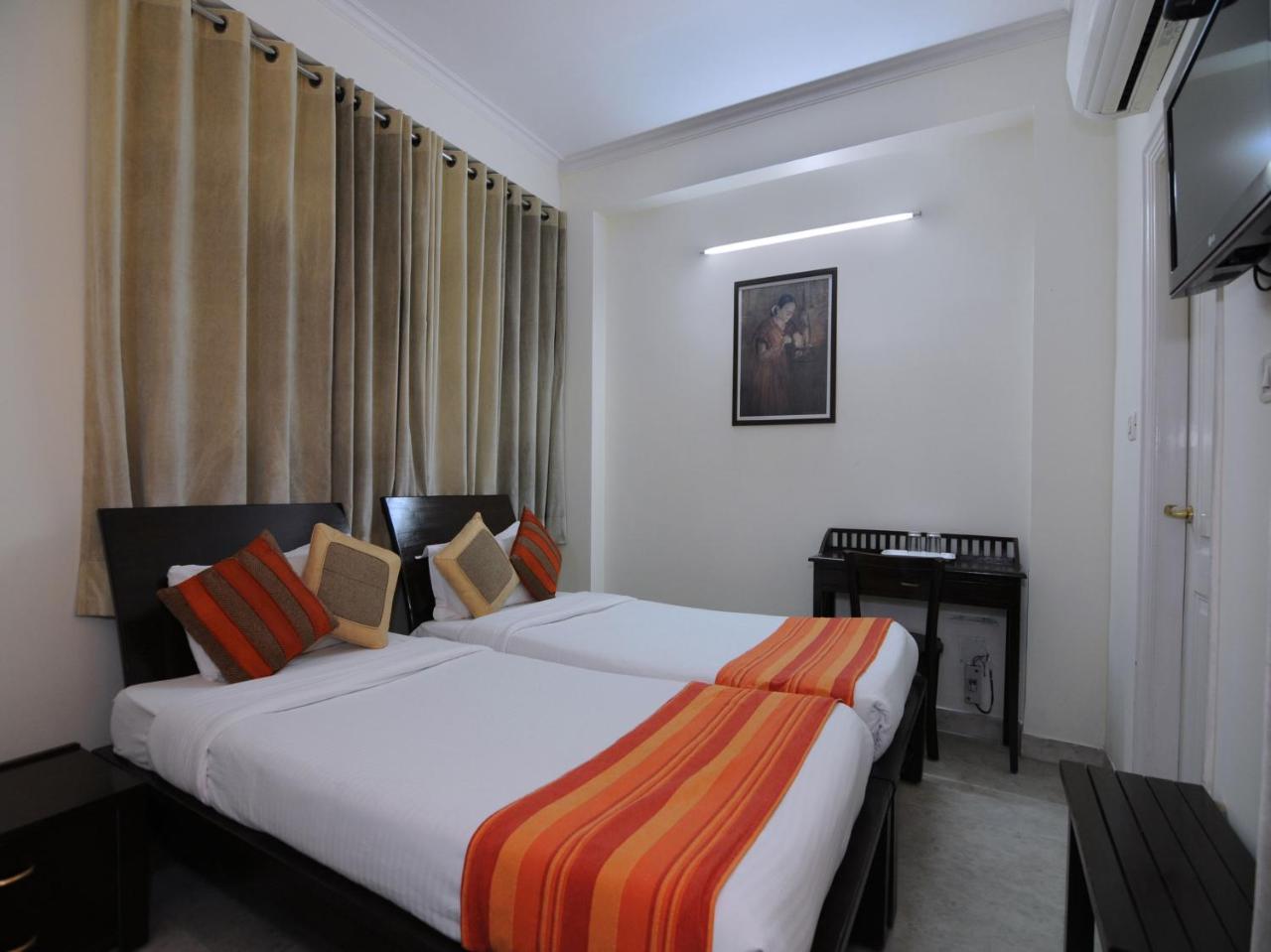 Mehra Residency At The Airport Hotel New Delhi Bagian luar foto