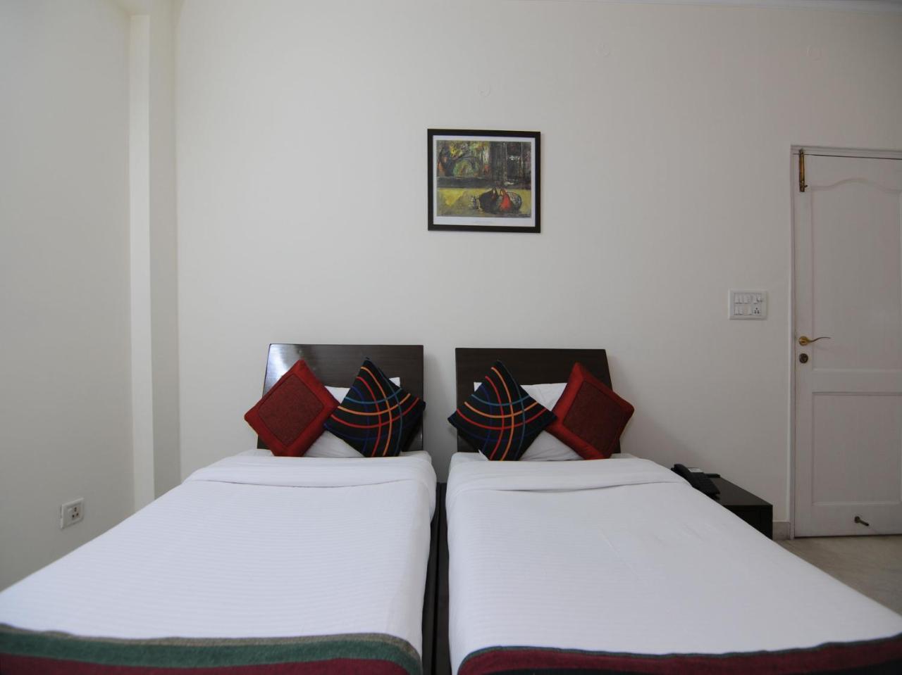 Mehra Residency At The Airport Hotel New Delhi Bagian luar foto